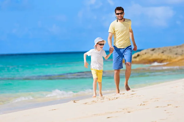 Familia en la playa — Foto de Stock