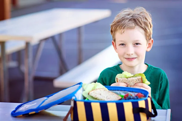 Criança comendo almoço escolar — Fotografia de Stock