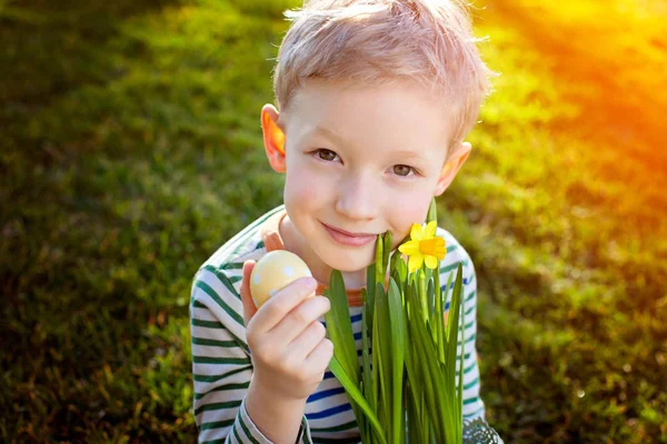 Niño en el tiempo de Pascua — Foto de Stock