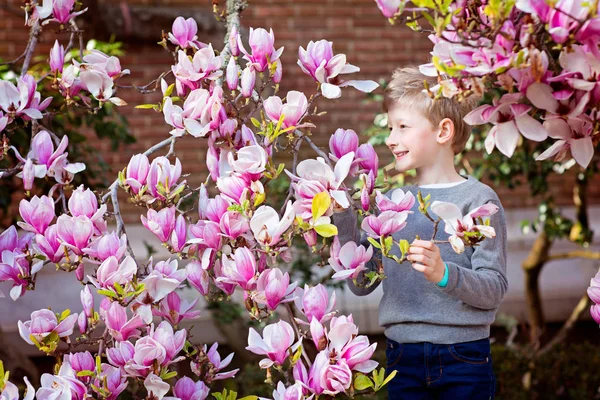 Criança na primavera — Fotografia de Stock
