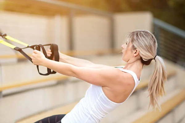 Mujer fitness al aire libre —  Fotos de Stock