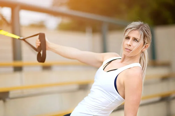 Mujer joven entrenamiento deportivo —  Fotos de Stock