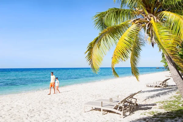 Familie im Urlaub — Stockfoto