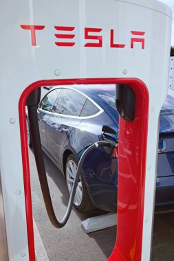 Tesla model 3 yeni elektrikli otomobil