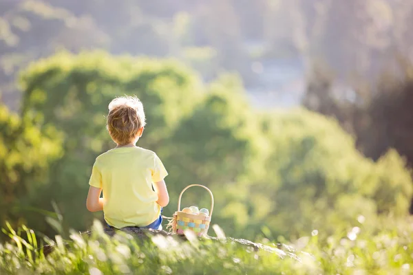 Niño en el tiempo de Pascua —  Fotos de Stock