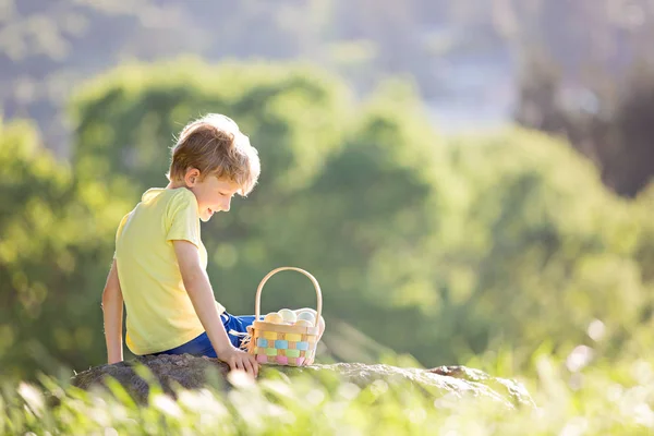 Jongen op Pasen moment — Stockfoto