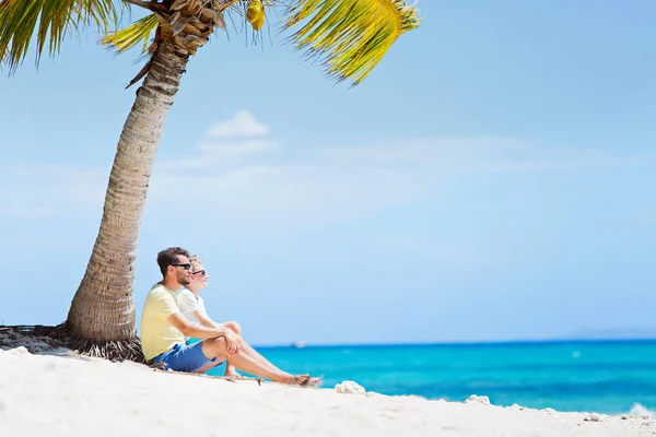 Zweiköpfige Familie im Urlaub — Stockfoto