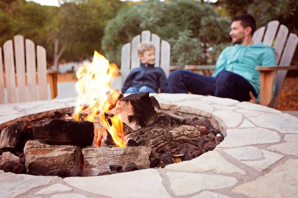 Família por firepit — Fotografia de Stock