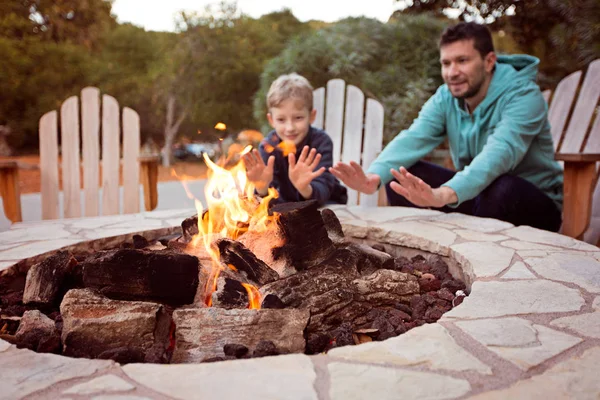 Família por firepit — Fotografia de Stock