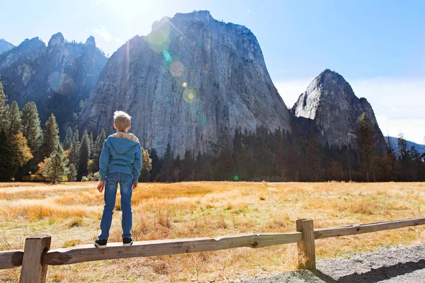 Kind im Yosemite — Stockfoto