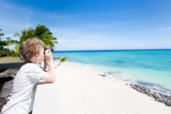 Kid with binoculars — Stock Photo, Image