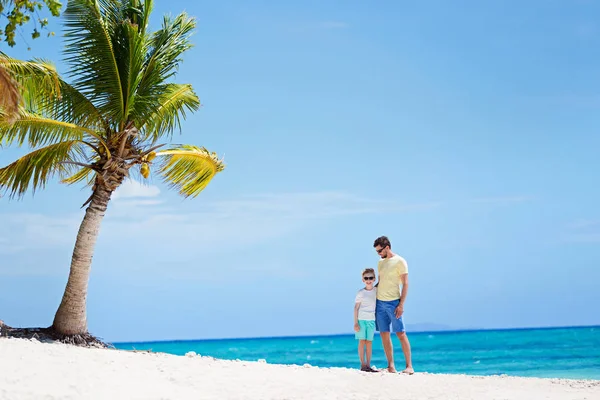 Famille de deux personnes en vacances — Photo