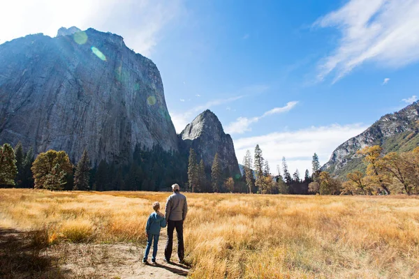 Familie in yosemite — Stockfoto