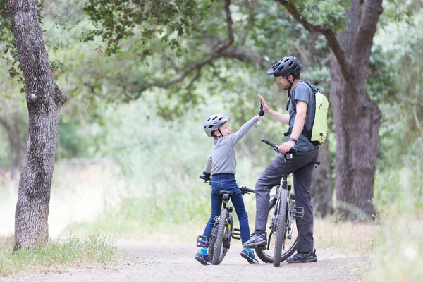 Vélo en famille dans le parc — Photo