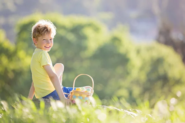 Niño en Pascua —  Fotos de Stock