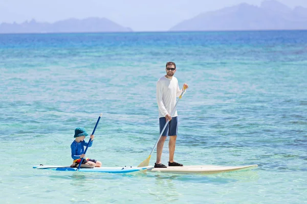 Keluarga berdiri paddleboarding — Stok Foto