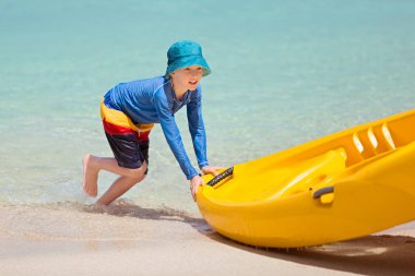 Çocuk iterek kayık