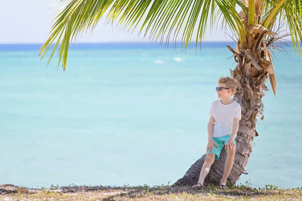 Bambino godendo di vacanza — Foto Stock