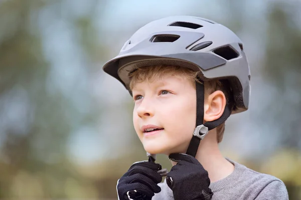Niño poniendo casco de bicicleta en — Foto de Stock