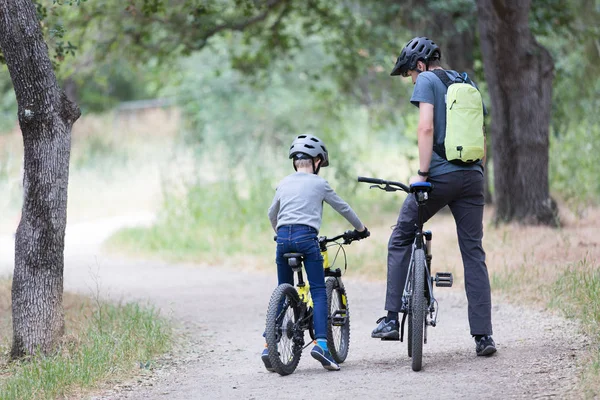 Vélo en famille dans le parc — Photo