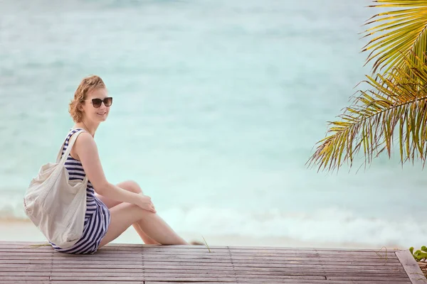 Mujer disfrutando de vacaciones — Foto de Stock