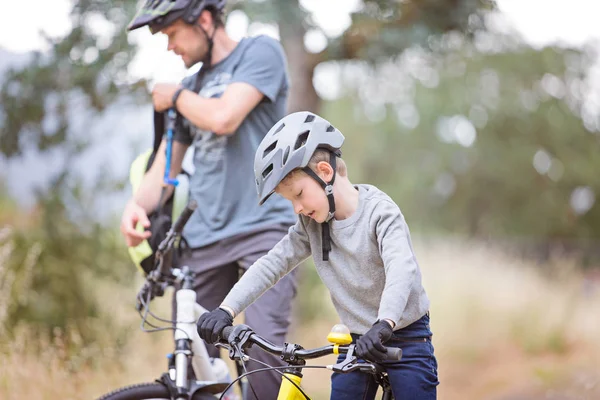 Famille de deux cyclistes — Photo