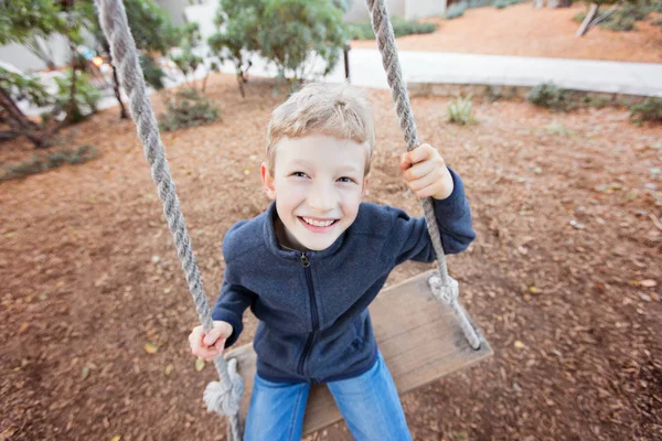 Bambino a oscillazioni — Foto Stock