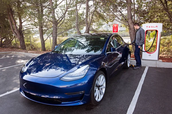 Tesla model 3 yeni elektrikli otomobil