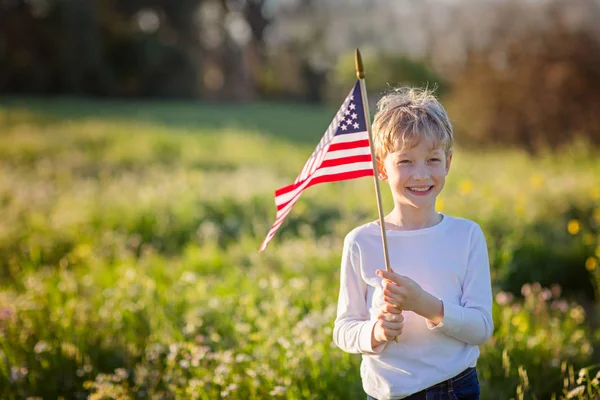 Menino com bandeira americana — Fotografia de Stock