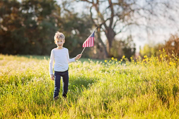 Amerikan bayrağı ile çocuk — Stok fotoğraf