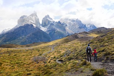 iki aile baba ve oğul, cuernos muhteşem manzarayı torres del paine del paine Milli Parkı Şili, etkin aile tatil kavramı