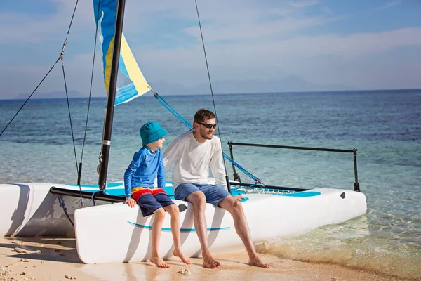 Familj Två Far Och Son Njuter Segling Tillsammans Hobie Cat — Stockfoto