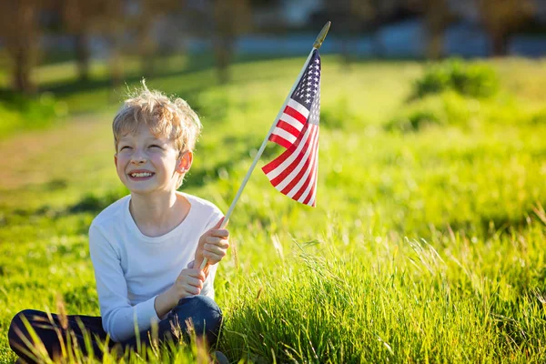 Menino Positivo Com Bandeira Americana Celebrando Julho Dia Independência Dia — Fotografia de Stock