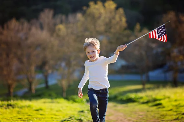 Niño Positivo Con Bandera Americana Corriendo Celebrando Julio Día Independencia —  Fotos de Stock