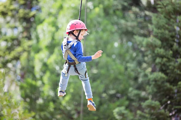 Ragazzino Sorridente Ziplining Nel Parco Avventura Sulla Cima Dell Albero — Foto Stock