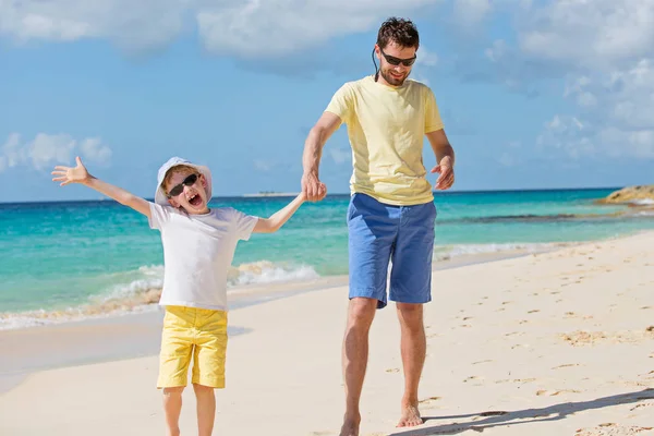 Zweiköpfige Familie Vater Und Sohn Spaß Strand Familienurlaubskonzept — Stockfoto