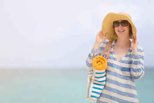 微笑美丽的妇女在太阳镜和 Sunhat 享受夏天海滩假期 复制空间在左边 — 图库照片