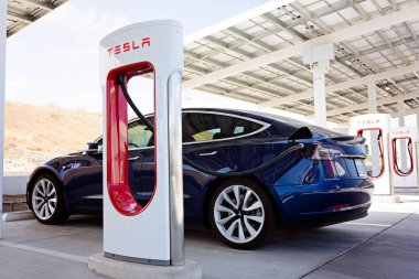 Tesla model 3 şarj oluyor