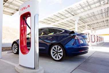 Tesla model 3 şarj oluyor