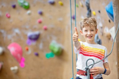 Kaya tırmanışı salonundaki çocuk