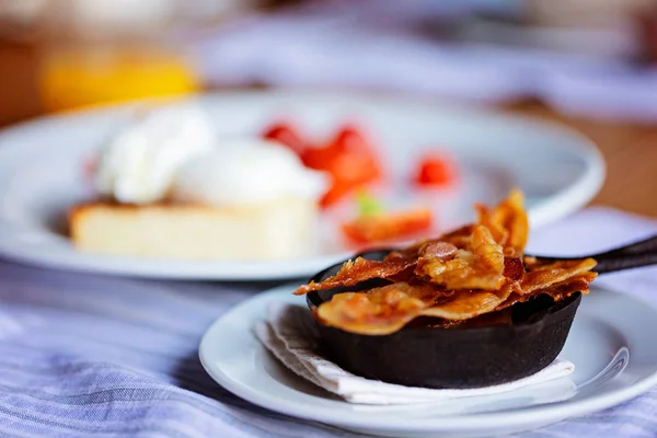 Bekon i jajka na śniadanie — Zdjęcie stockowe