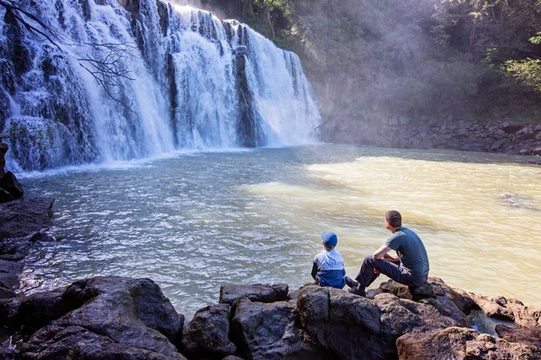 Família desfrutando de cachoeiras — Fotografia de Stock