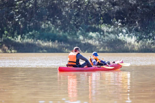 Kayak familiar en la selva tropical —  Fotos de Stock