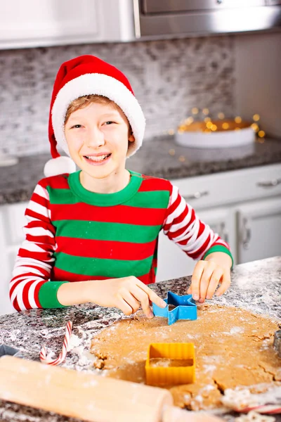 Dítě dělá sušenky — Stock fotografie