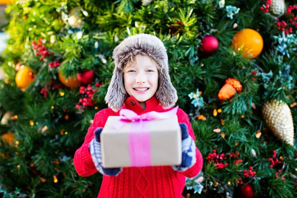 Kid with christmas present — Stock Photo, Image