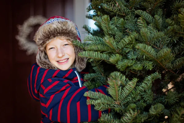 Kid christmas tree shopping — Stock Photo, Image