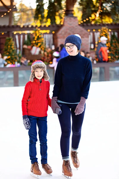 Family ice skating — Stock Photo, Image