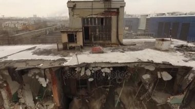 Özel ekipman ile eski betonarme bina yıkılmış