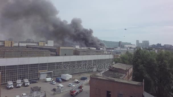 Helikopters Blussen Van Een Brand Een Industrieel Gebouw Moskou Rusland — Stockvideo