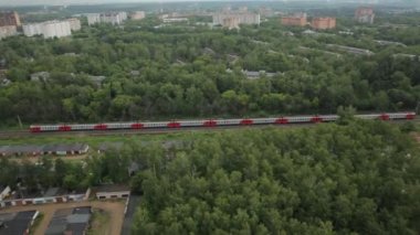 Elektrikli tren demiryolu ile seyahat. Helikopter ile videografisi.